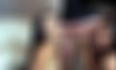 Mujer se mete la polla de un perro en el coño