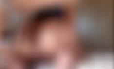 Chica joven se la follan en el jardín con un perro