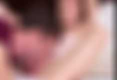 Video de una joven teniendo sexo con un perro en el sofá
