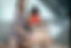 Dos mujeres se follan a un perro y le dan por el coño
