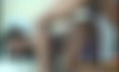 Una mujer le da su coño a un perro grande