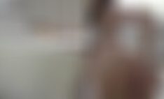 Sexo con un perro en el coño de una morena caliente