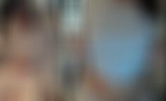 Una mujer desnuda chupa un caballo en el campo