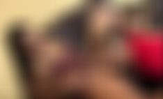 Una mujer graba un vídeo porno casero sobre zoofilia